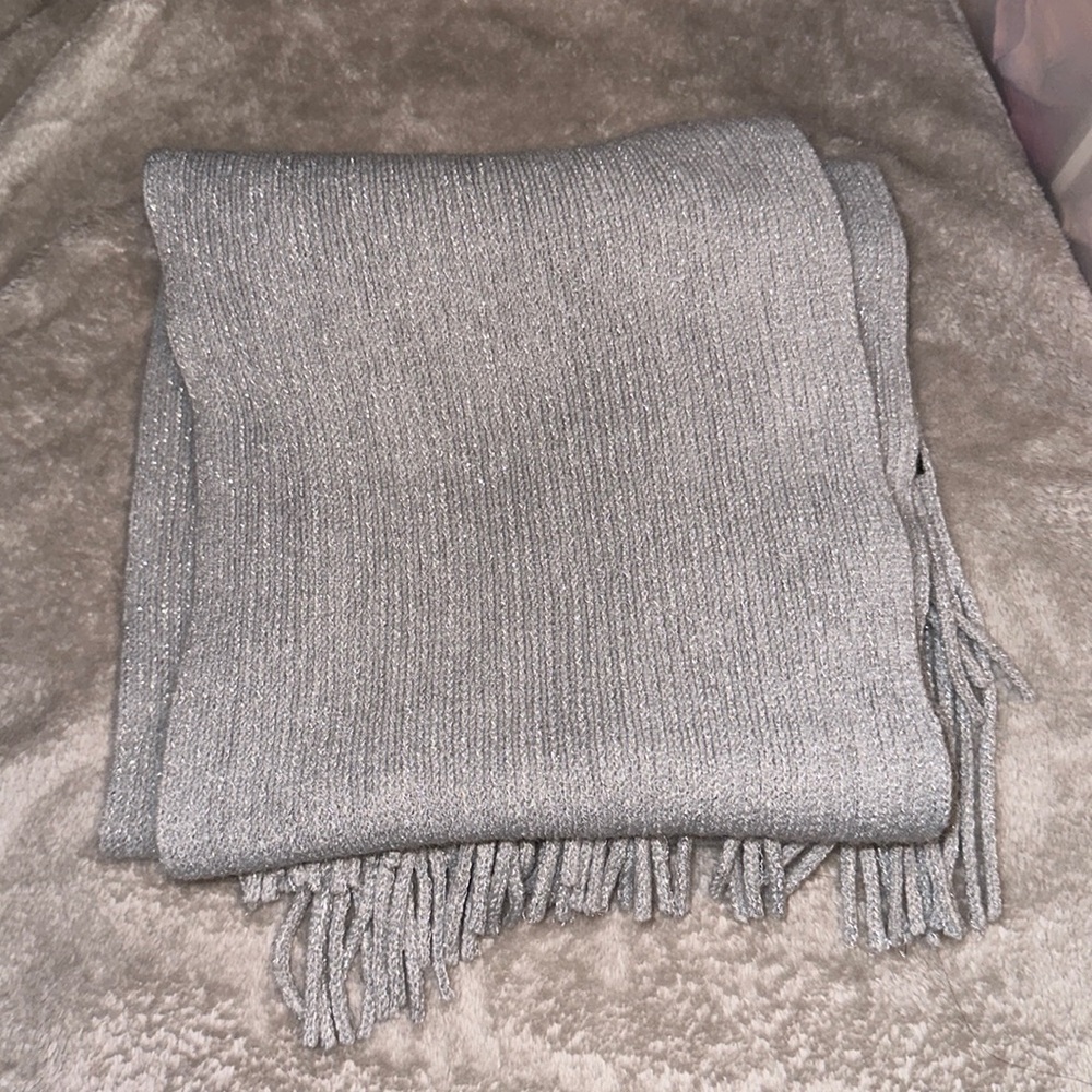 Cejon Women’s silver scarf